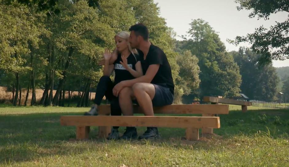Tilen, tega nismo pričakovali! To sotekmovalko iz Kmetije bi imel za eno noč, to pa bi poročil