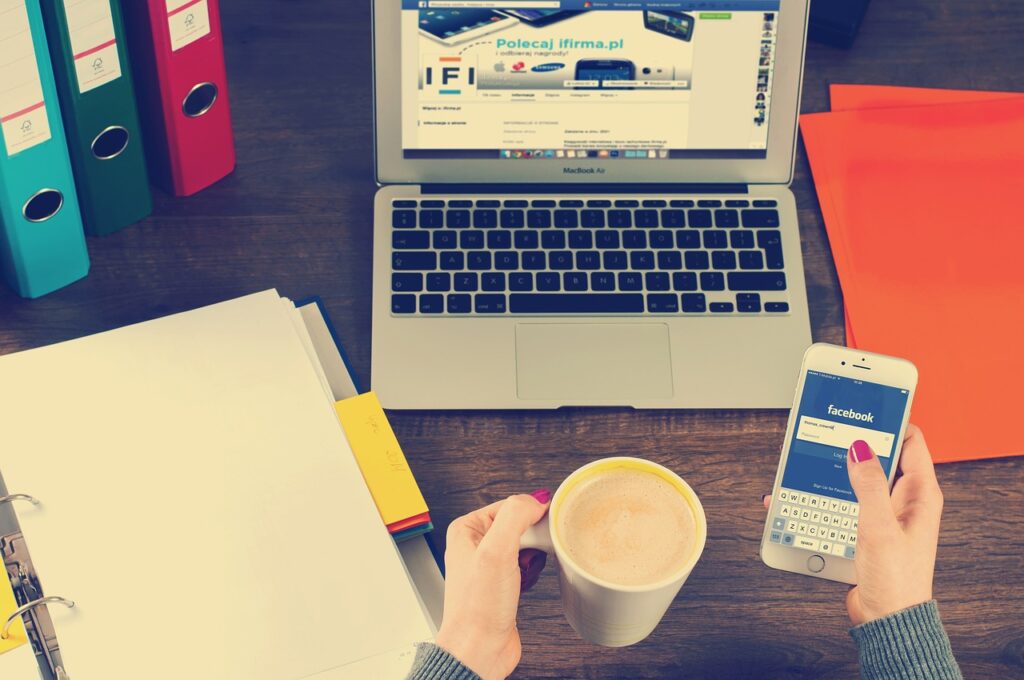 Uporaba interneta, aplikacij in družbenih omrežij mora biti varna