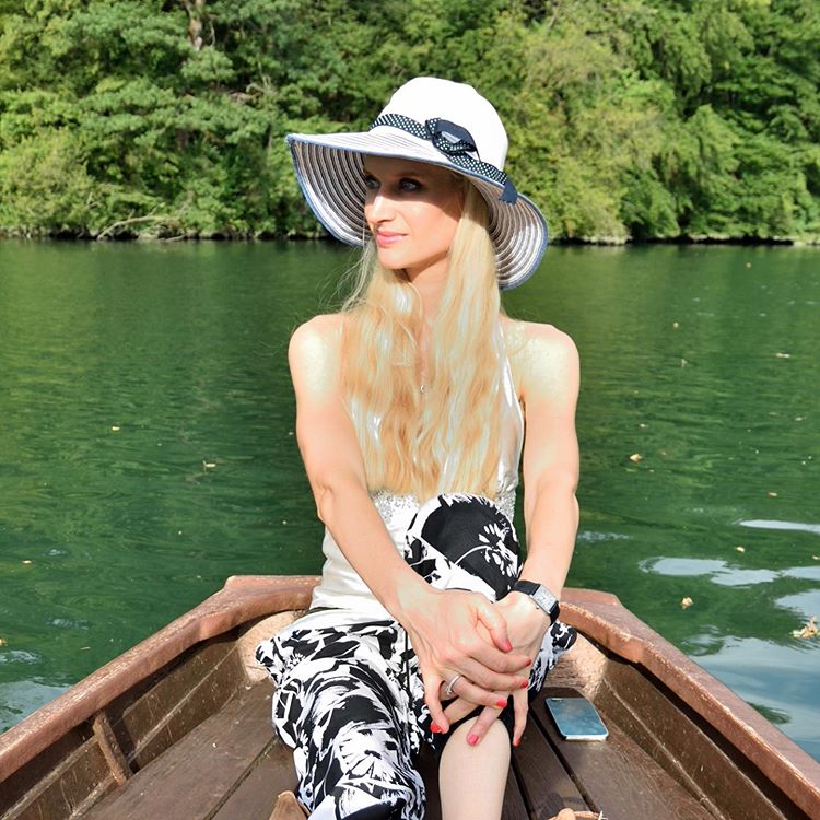 Ojoj, znana slovenska zdravnica si je z možem privoščila golo nočno kopanje in vse objavila na Instagramu!