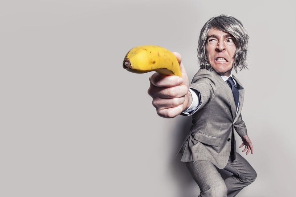 Banana, prilepljena na zid – humor v umetnosti