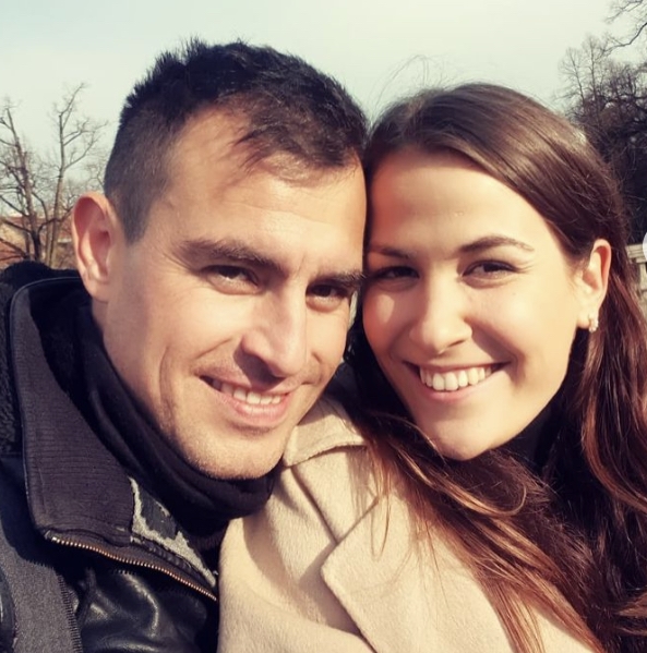 Tako izgleda 17 let mlajša punca Omarja Naberja