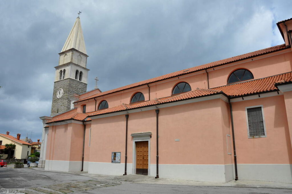 Izola: Cerkev svetega Mavra, ki bedi nad Izolo s svojim zvonikom