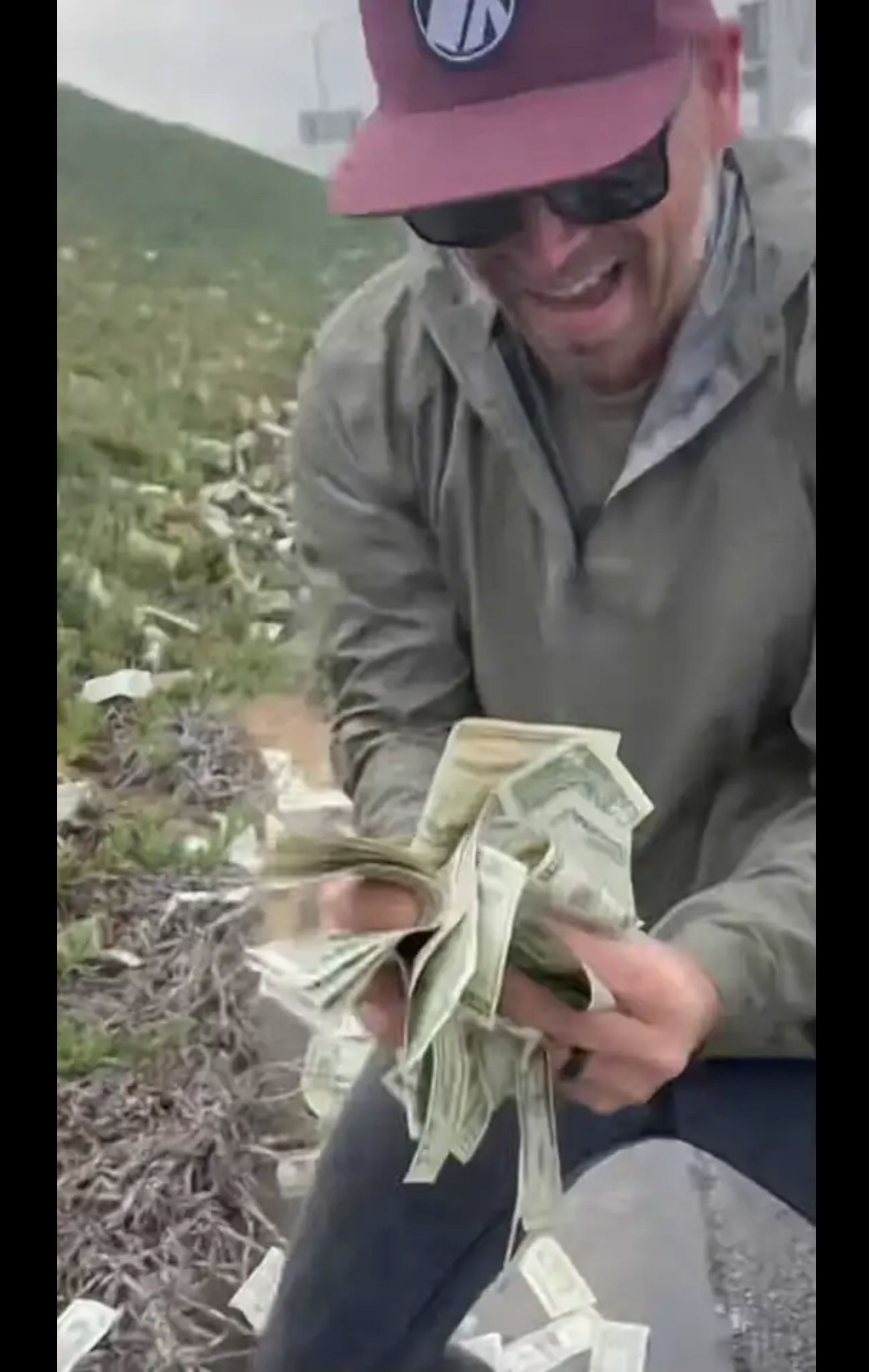 (VIDEO) Ljudje niso mogli verjeti, denar padal iz neba