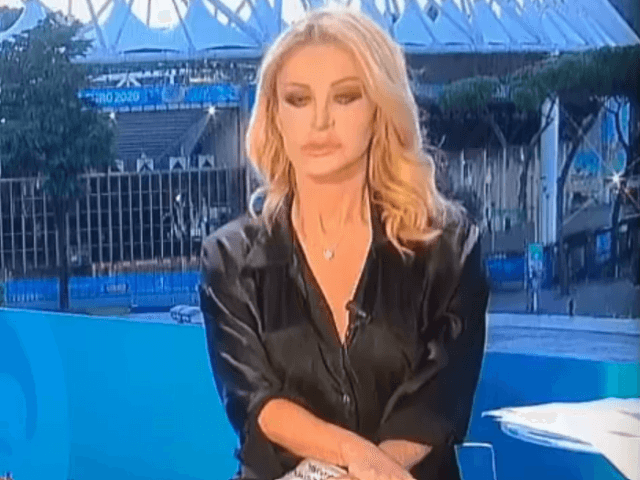 Vroči prizori na Euru: Paola (60) slučajno razkrila mednožje