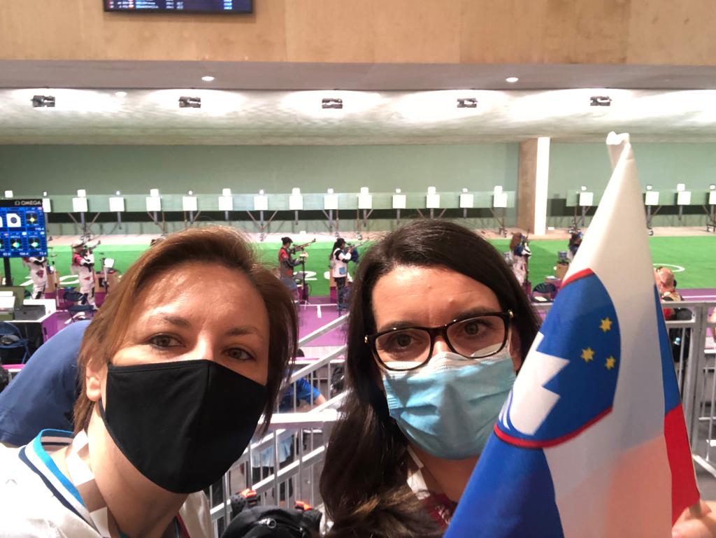 Po odprtju OI se je oglasila ministrica Kustečeva, na twitterju ogorčeni: To je najbrž posledica šolanja na daljavo