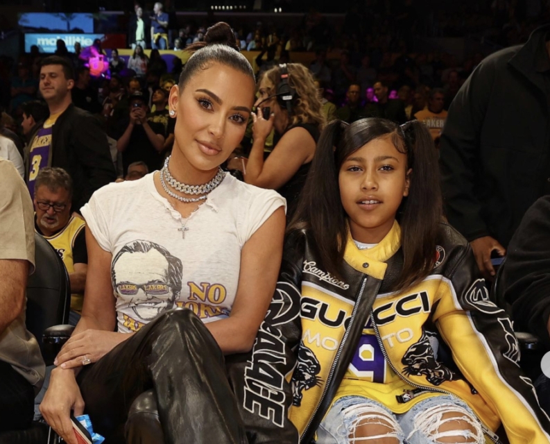 Oboževalci jezni na Kim Kardashian, ker izraža naklonjenost bivšemu svoje sestre