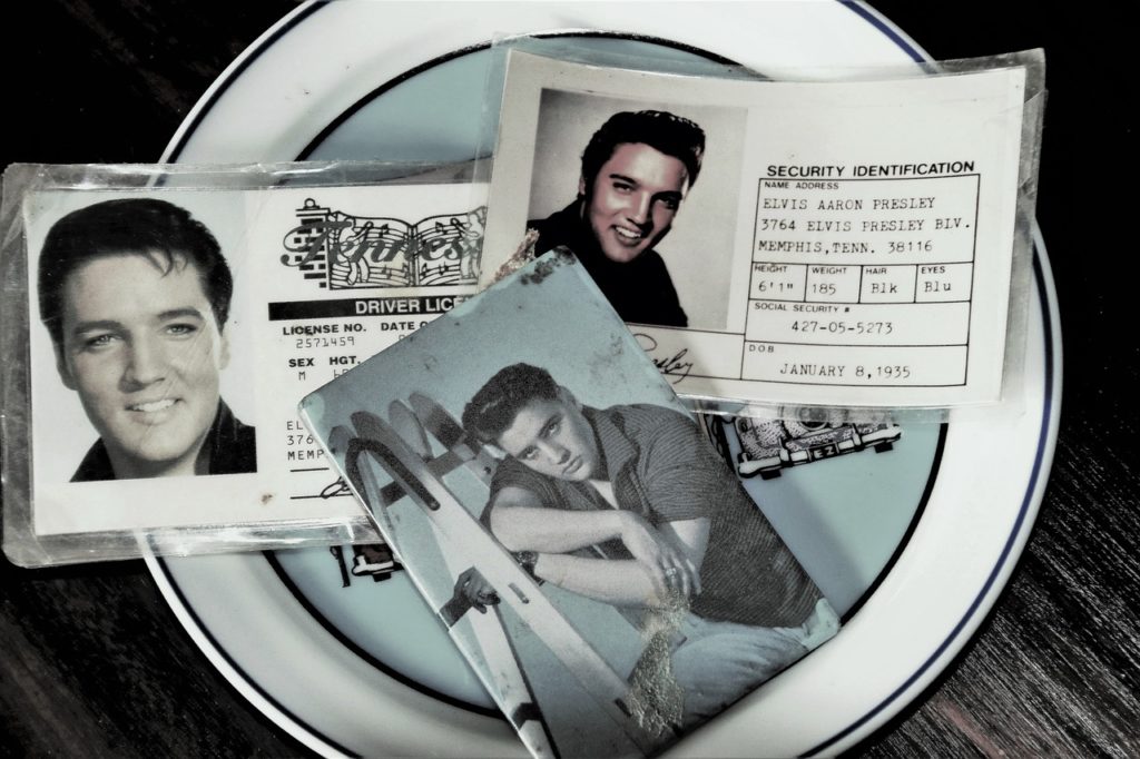Elvis Presley je bil rojen v revni družini