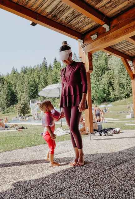 Uf, ženo Petro tako oblečeno poslal na plažo, Slovenija se zgraža