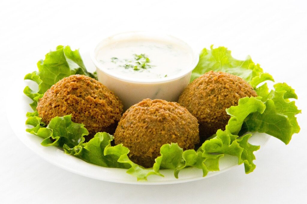 Falafel se pogosto pridruži prelivu in solati, obenem pa je pridružen tudi kruhu pita