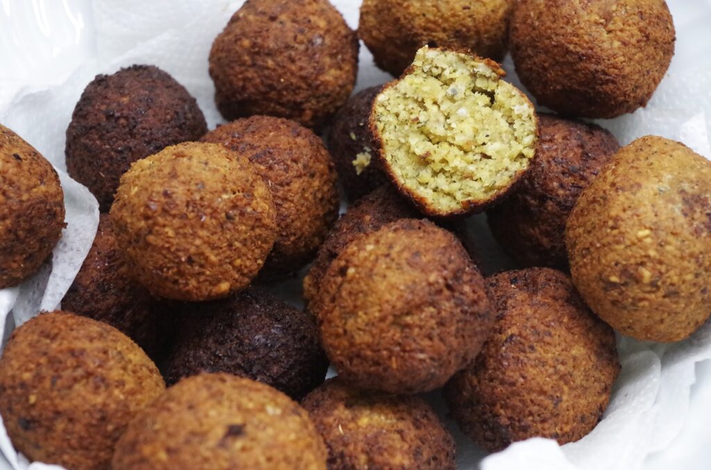 Falafel velja za eno najbolj poznanih jedi na svetu, ki jo pripravljajo že skoraj vsi