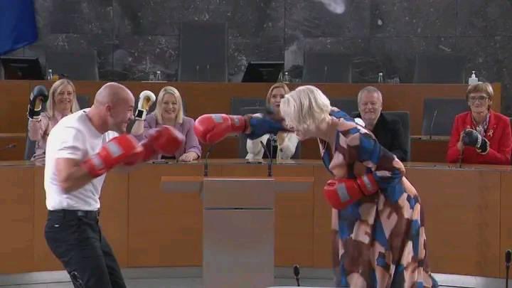 Cirkus v parlamentu, Janša tvitnil: Res ni fotomontaža. Žal ...