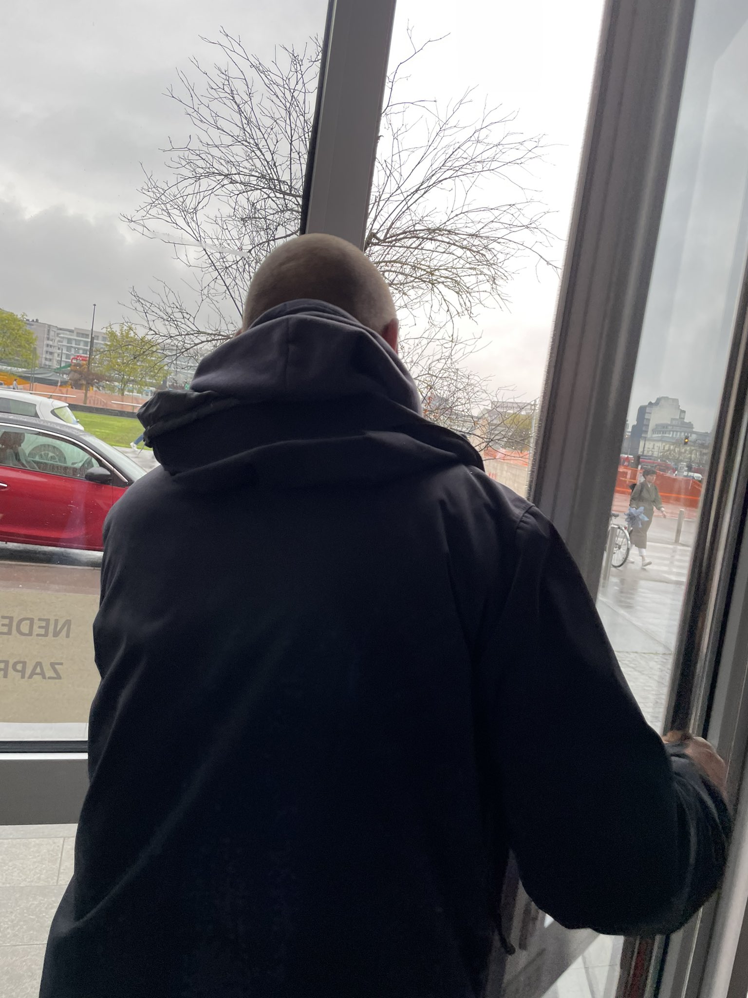 FOTO: Napad na Hojsa, ne boste verjeli, kaj mu je naredil na jutranji kavi