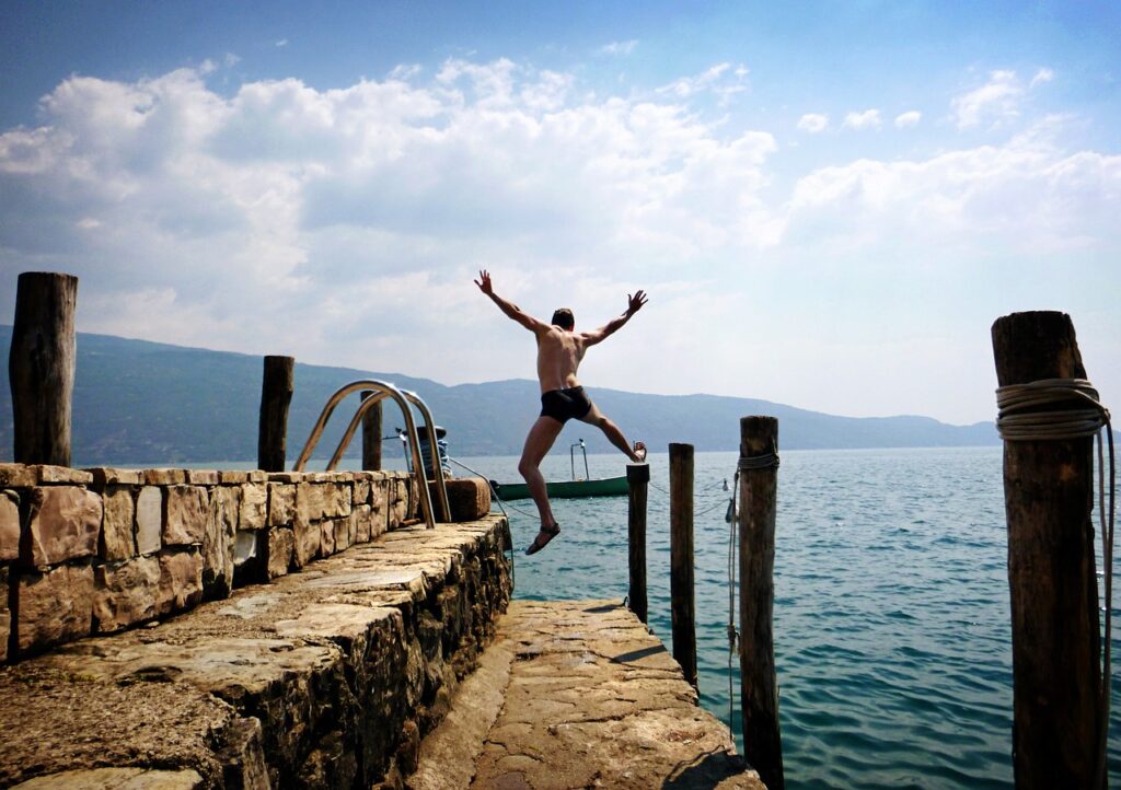 - NaDlani.si Gardsko jezero v toplejših mesecih privabi množice turistov