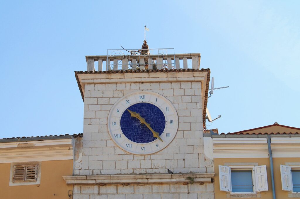 Glavno naselje Cresa je Cres, ki v sebi skriva pisano zgodovino