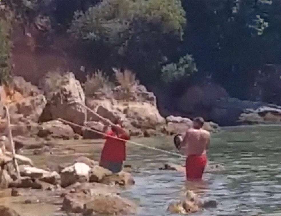 Lastnik apartmaja na priljubljeni destinaciji Slovencev, nad turista z lopato, zagrabil ga je za genitalije