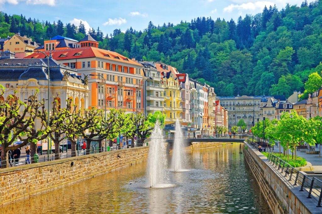 Karlovy Vary štejejo med najstarejše in najbolj slavne terme na svetu