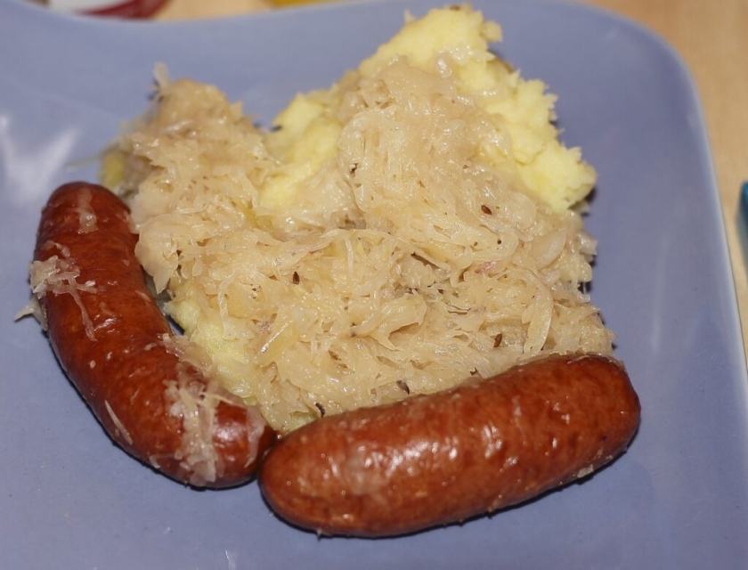 Kislo zelje in kranjska klobasa.