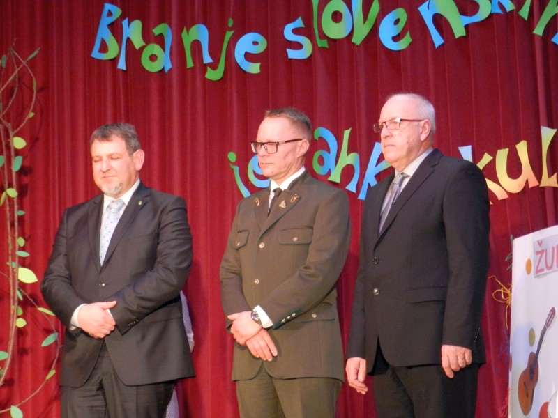Krajevno priznanje v roke misijonarju