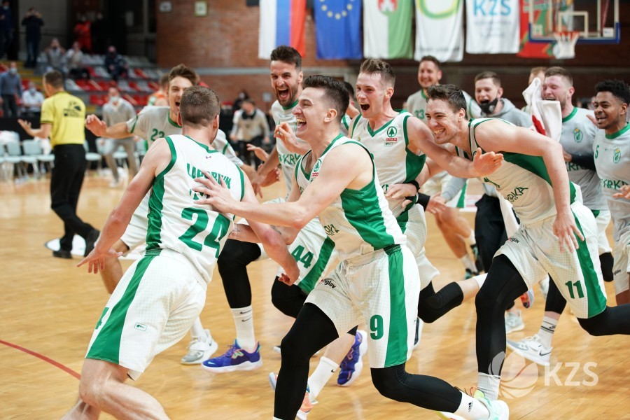 VIDEO: Še en udarec za šport v Ljubljani - Krka z noro trojko zrušila zmaje