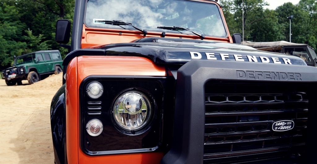Land Rover Defender blesti v Bondovem filmu