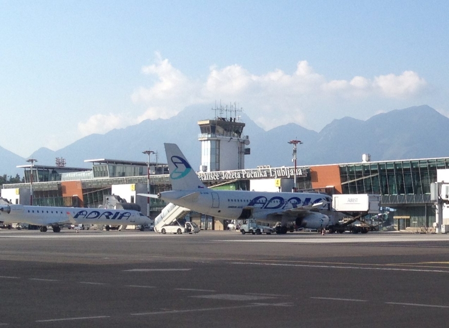 Šokantno! Lažni policist na Brniku: kako je lahko več mesecev neopaženo hodil po enem najbolj varovanih krajev v državi?