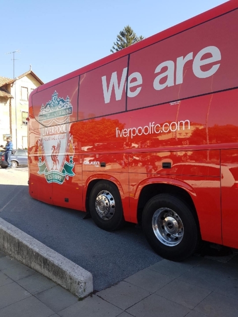 FOTO: Liverpoolov avtobus nasedel, Zahovič poškodovan