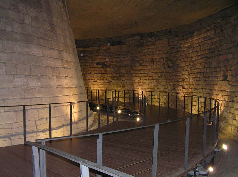 Louvre navdušuje obiskovalce z bogato zbirko umetnin.