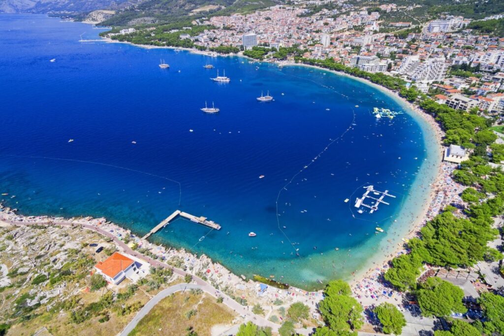 Slovenski gasilci ostali brez veselice! Razlog: na šolskem igrišču ne smejo točiti alkohola! Tu podrobnosti - NaDlani.si Makarska riviera je lahko čudovit sprehod na vašem dopustu
