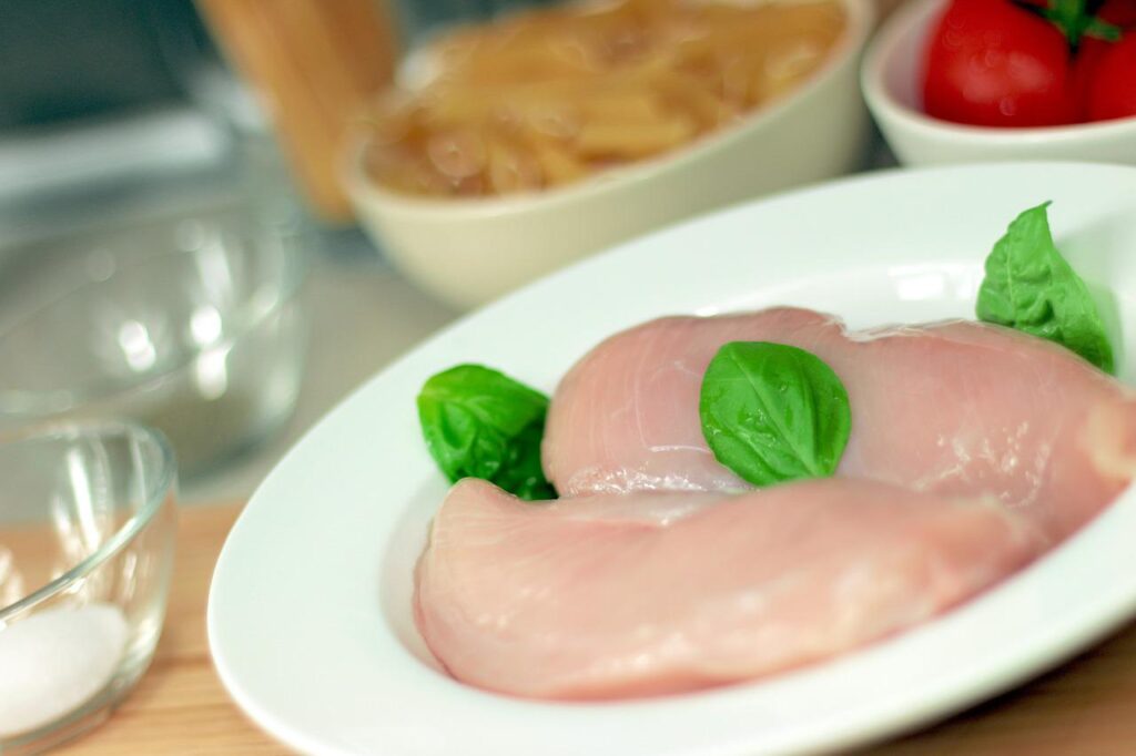 Med izvori salmonele so surovo meso, blato okuženih, jajca, mlečni izdelki in okužena voda