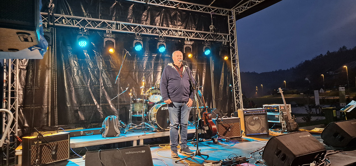 FOTO: Ob 55-letnici NK Mirna zapeli tudi Nejcu Erazmu v spomin