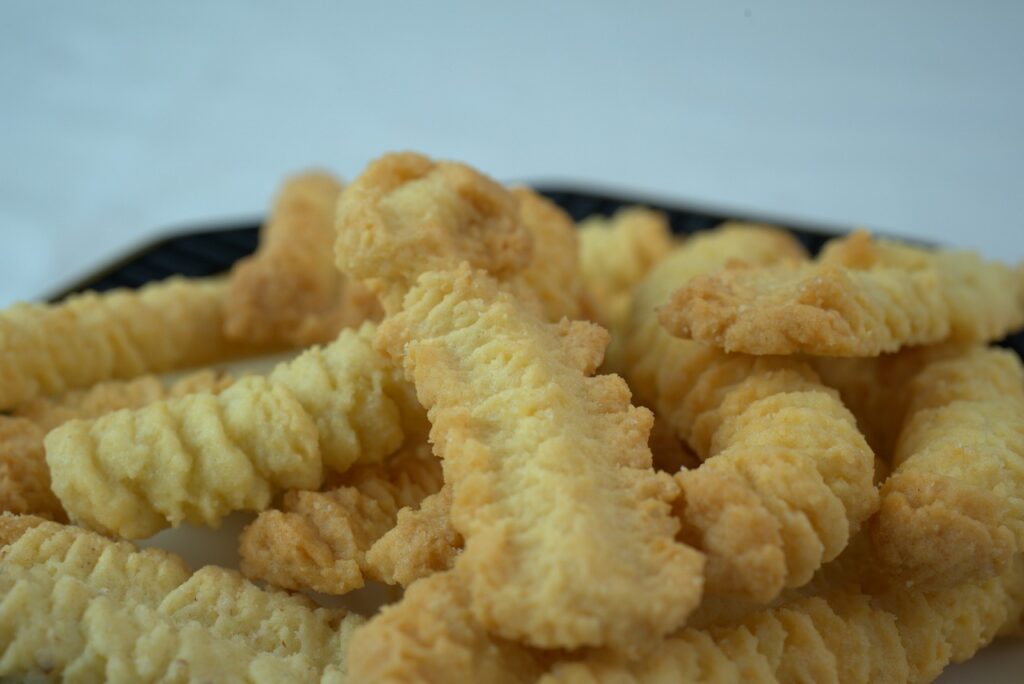 freepik__oil-painting-a-golden-pig-statue-adorned-with-jade__11065 - NaDlani.si Najboljši brizgani piškoti