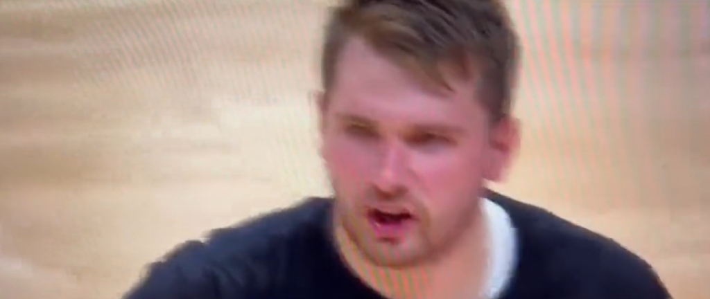 VIDEO: Luka Dončić izgubil živce po izpadu Slovenije! Žalil in preklinjal je sodnike