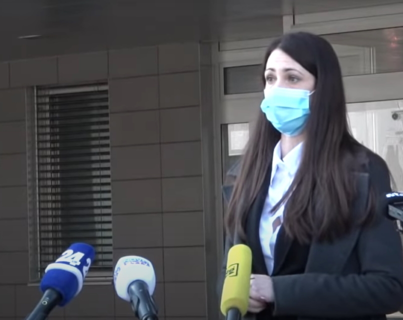 VIDEO: Direktorica NPU na tiskovni očitno brez modrčka!?