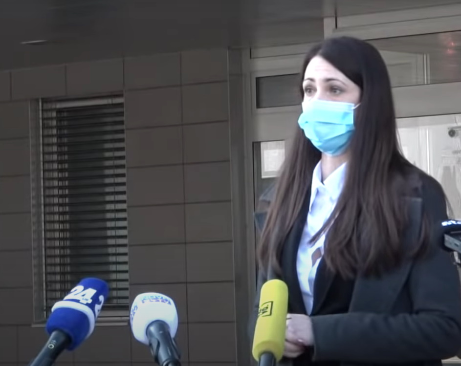 VIDEO: Direktorica NPU na tiskovni očitno brez modrčka!?