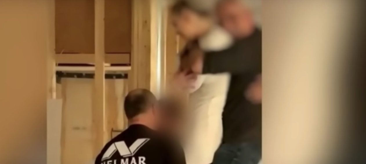 Požvižgali so se na korona ukrepe, zavrteli narodnjake in se zabavali s striptizeto! Vsi so dobili odpoved