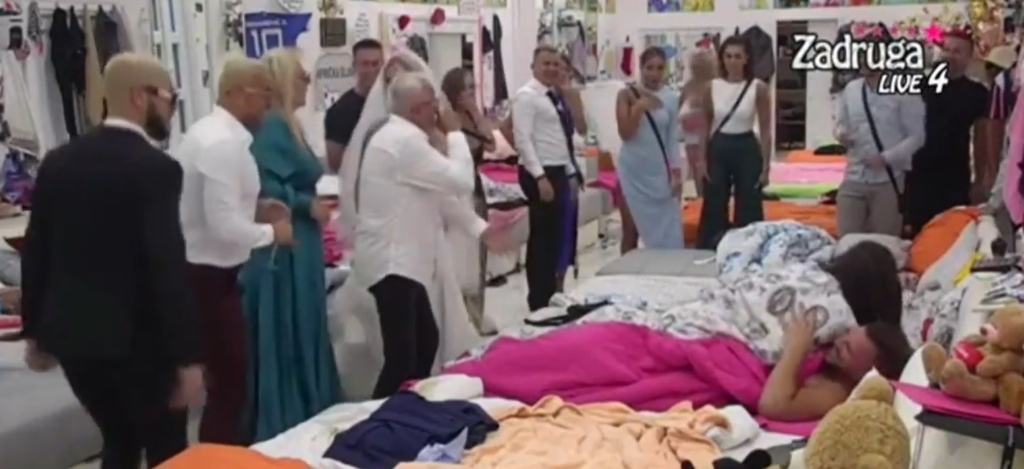 VIDEO: Pozabite Denis Dame, to je najbolj sramotna scena v šovu! Viki in Marko 'treseta' posteljo, ostali jim pojejo