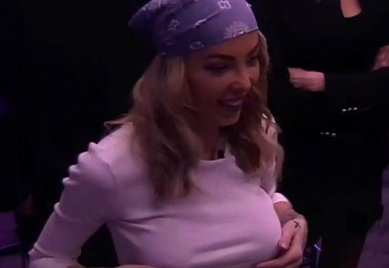 FOTO: Ksenija brez modrčka v Baru, pokrivala jih je zastonj, vse se je videlo