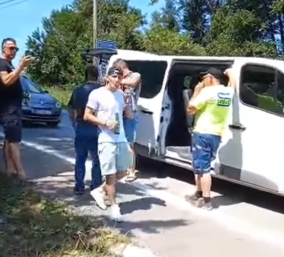 Gneča na mejnih prehodih, poglejte, kaj pa so naredili veseli Slovenci namesto nervoze v koloni!