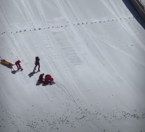VIDEO: V Planici prekinili preizkusno serijo, slovenskega skakalca odnesli na nosilh
