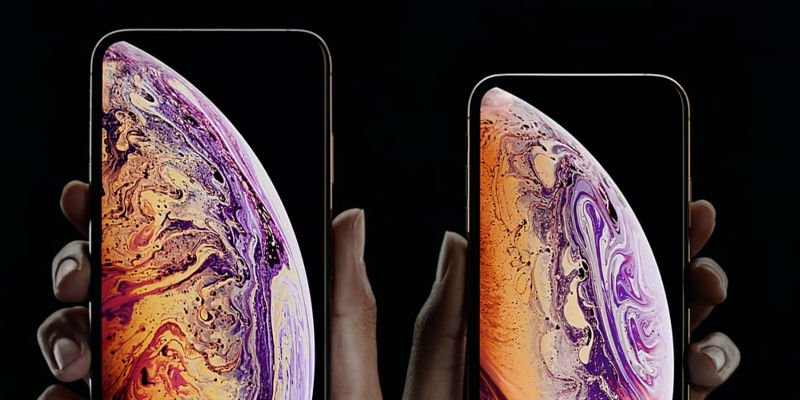Par telefonov iPhone Xs v rokah uporabnikov