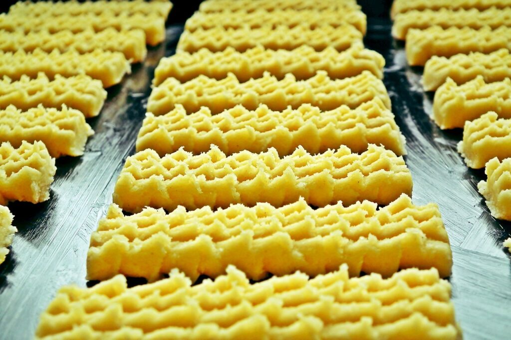 freepik__a-golden-chinese-zodiac-rat-statue-on-a-red-silk-c__11064 - NaDlani.si Okusni, slastni in krhki brizgani piškoti