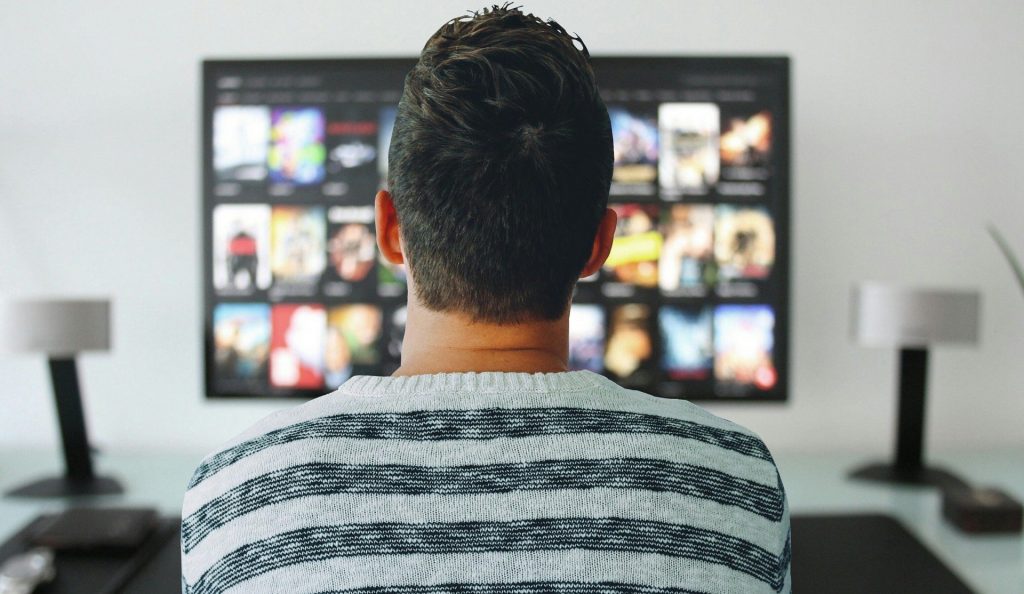 Pametni TV omogoča enostavno pretakanje vsebin iz različnih aplikacij.