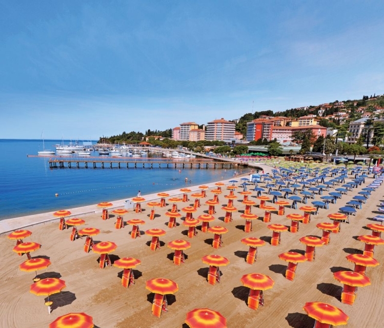 Groza, kaj se je dogajalo na portoroški plaži! Udeleženci so se razbežali ...