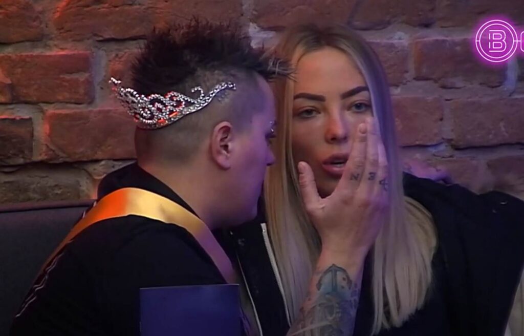 Ksenija padla v posteljo največjega zapeljivca! Vse se je dogajalo pred očmi njene simpatije