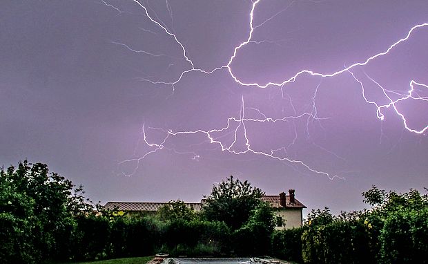 Groza na nogometnem igrišču, strela je ubila 10 fantov!