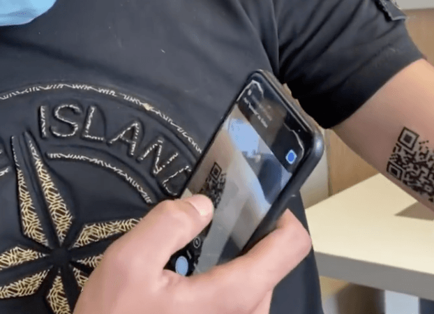 Gabriele (22) si je dal vtetovirati QR-kodo digitalnega potrdila o cepljenju