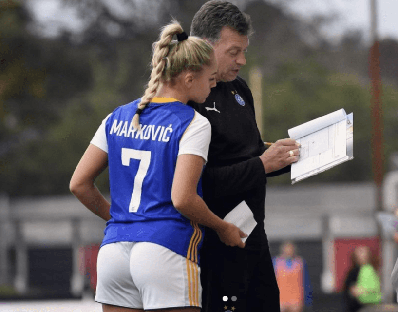 FOTO: 22-letna nogometašica meša glave v kopalkah