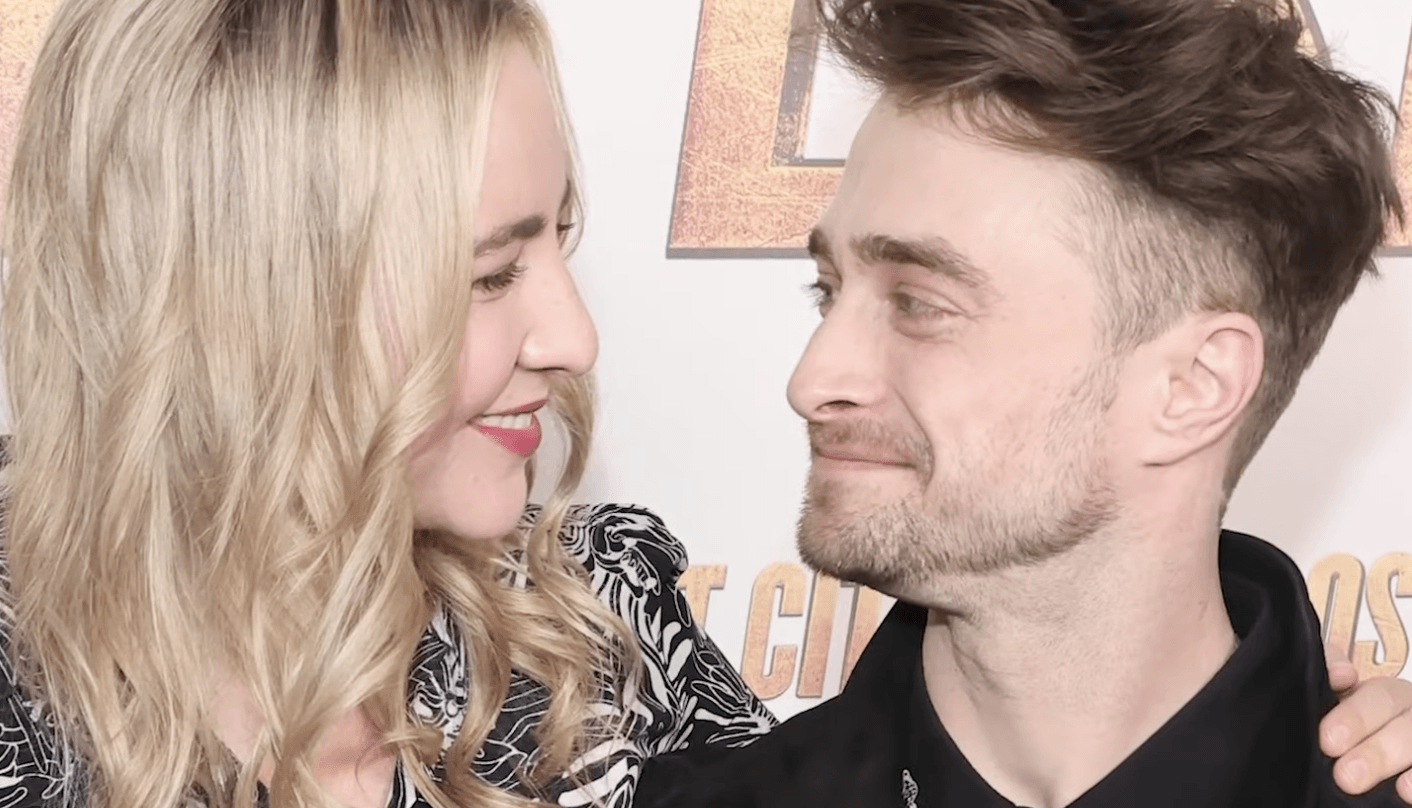 Daniel Radcliffe prvič po osmih letih na rdeči preprogi v družbi svojega dekleta