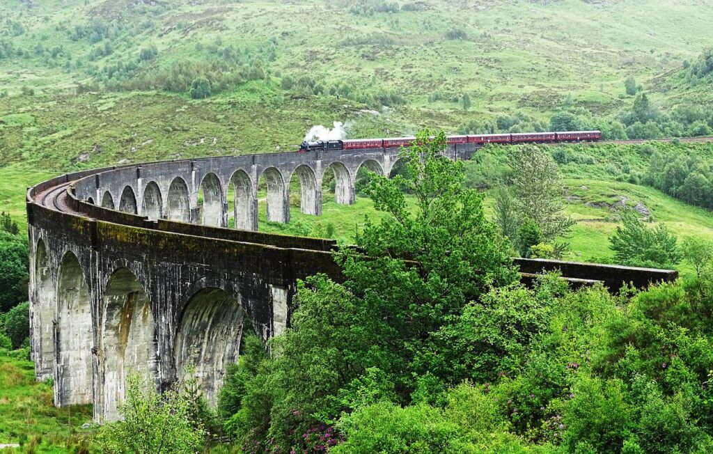 Pred vašo najljubšo nakupovalno destinacijo ALEJO tokrat ekskluzivno prihaja en in edini Coca-Cola božični tovornjak - NaDlani.si Škotska je dom viadukta Glenfinnan, po katerem je vlak Harry Pottra odpeljal v njegovo šolo