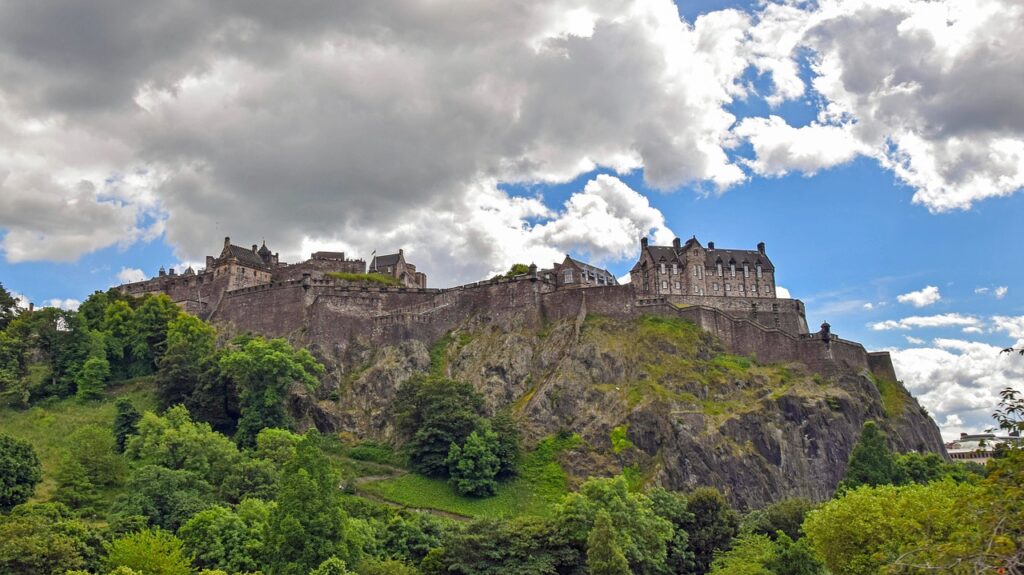 Sobotni božični koncerti v ALEJI - NaDlani.si Škotska se bohoti s številnimi gradovi, med katerimi je tudi Grad Edinburgh